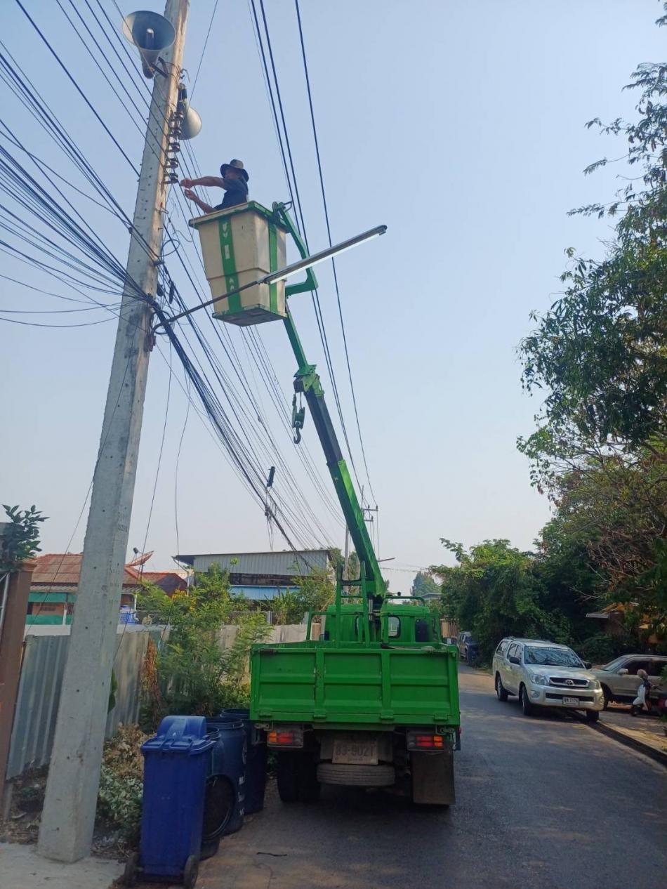 วันอังคารที่ 7 เมษายน 2569       พันเอก (พิเศษ) ทวีศักดิ์ สมพงษ์ นายกเทศมนตรีตำบลบ้านจั่น มอบหมายให้  กองช่างเทศบาลตำบลบ้านจั่น ซ่อมแซมไฟฟ้าส่องสว่าง ในเขตเทศบาลตำบลบ้านจั่น       เพื่อเพิ่มประสิทธิภาพการส่องสว่าง เกิดความปลอดภัยแก่ประชาชนและลดปัญหาการเกิดอาชญากรรมบนท้องถนน