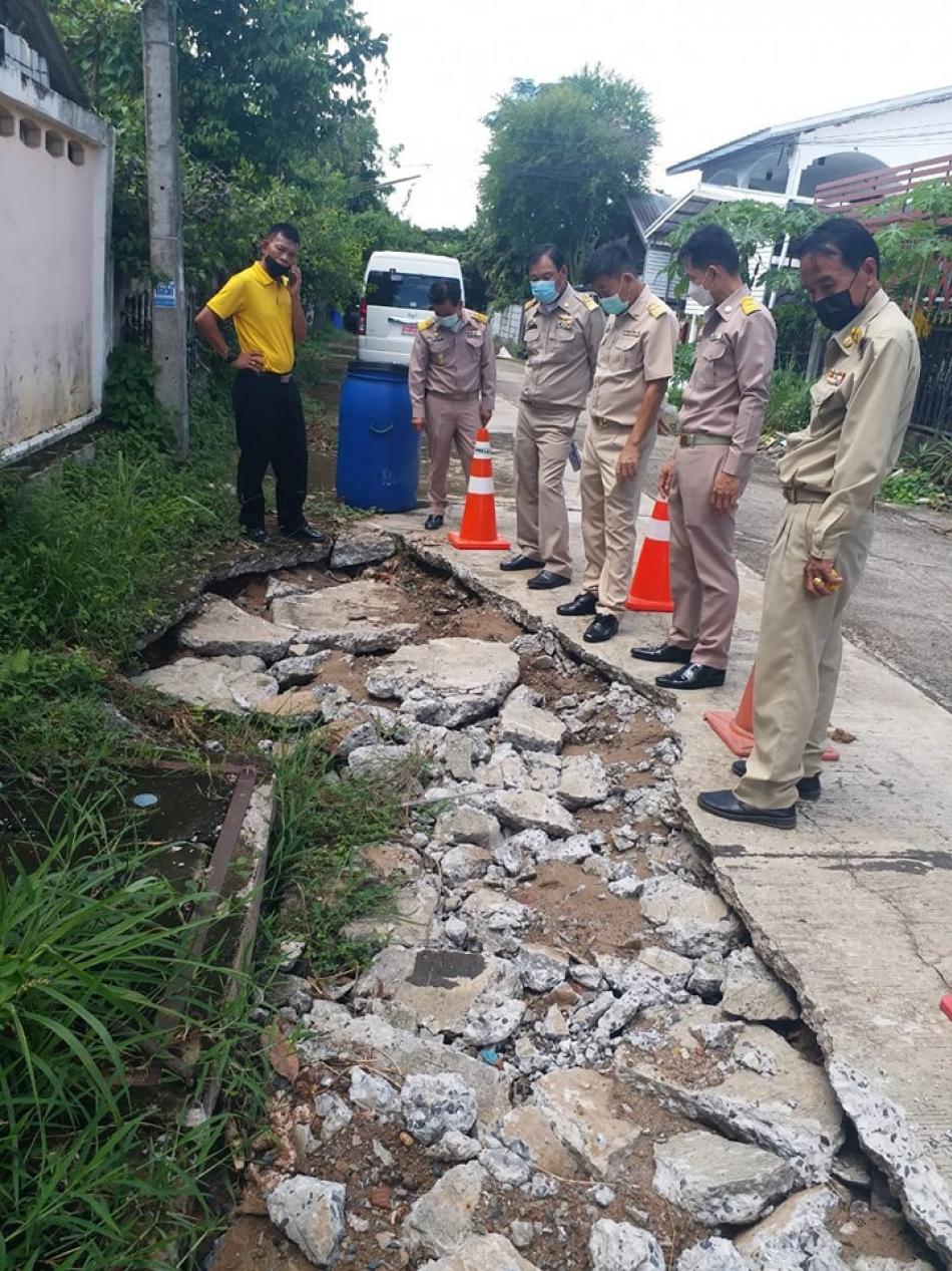 วันที่ 26 กันยายน 2565 เวลา 11.00 น พันเอก(พิเศษ)ทวีศักดิ์ สมพงษ์ นายกเทศมนตรีตำบลบ้านจั่น พร้อมคณะผู้บริหาร/รองปลัดฯ/ผอ.กองช่าง ลงพื้นที่ชุมชนสัมพันธ์สุข เพื่อหาทางแก้ไขถนนทางเข้าซอย 12 ที่ชำรุดเสียหาย รถสัญจรไปมาไม่สะดวก และไปดูความเรียบร้อยรางระบายน้ำซอย 19 เพื่อให้เกิดความเป็นระเบียบเรียบร้อยต่อไป