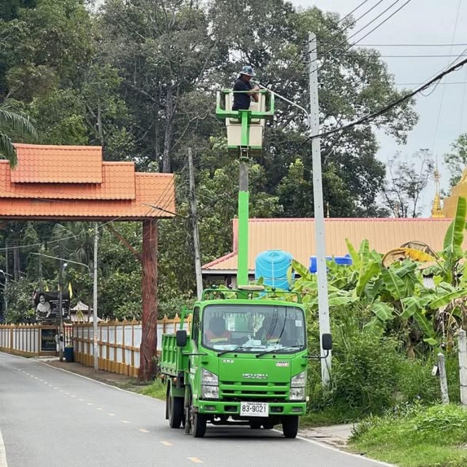 วันอังคารที่ 18 พฤศจิกายน 2568 เทศบาลตำบลบ้านจั่น ปรับปรุงระบบไฟฟ้าส่องสว่างจากเดิมเป็นหลอดฟลูออเรสเซนต์ เปลี่ยนเป็นหลอด LED ภายในเขตพื้นที่เทศบาลตำบลบ้านจั่น        เพื่อเพิ่มประสิทธิภาพการส่องสว่าง เกิดความปลอดภัยแก่ประชาชนและลดปัญหาการเกิดอาชญากรรมบนท้องถนน