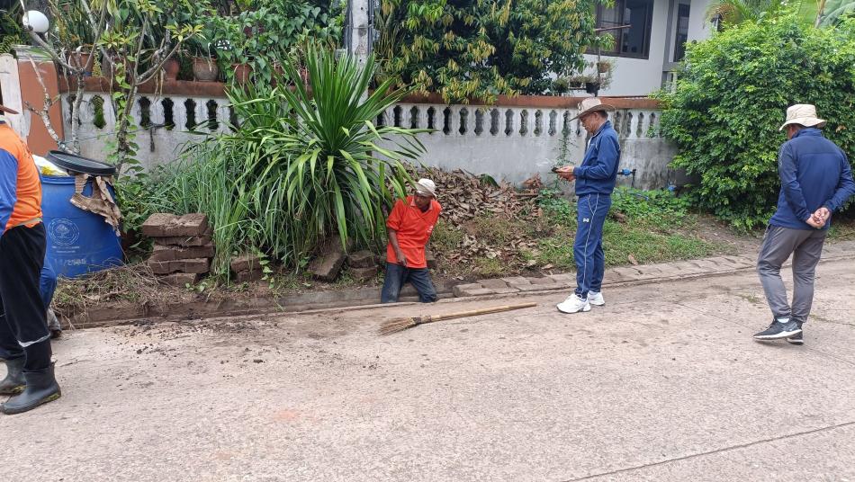 วันที่ 19 ก.ค. 66      พันเอก(พิเศษ) ทวีศักดิ์ สมพงษ์ นายกเทศมนตรีตำบลบ้านจั่น พร้อมด้วย รองปลัดเทศบาล, ผอ.กองช่าง, หัวหน้าฝ่ายบริหารงานทั่วไป ลงพื้นที่ควบคุม กำกับดูแลการขุดลอกรางระบายน้ำ เพื่อเตรียมการรับสถานการณ์การเกิดน้ำท่วมขังจากปัญหาท่อระบายน้ำอุดตันและเพื่อจัดการด้านสิ่งแวดล้อมของประชาชนชุมชนดงเค็ง