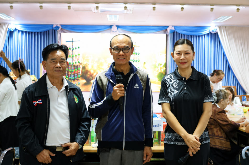 วันพุธที่ 19 สิงหาคม 2569  เวลา 08.00 น. ณ ห้องประชุมรวมใจเทศบาลตำบลบ้านจั่น     พันเอก (พิเศษ) ทวีศักดิ์ สมพงษ์ นายกเทศมนตรีตำบลบ้านจั่น มอบหมายให้ นายวิเชียร สีดาโชติ รองนายกเทศมนตรีตำบลบ้านจั่น เป็นประธานในพิธีเปิดโครงการ พัฒนาศักยภาพผู้สูงอายุอย่างรอบด้าน (กิจกรรมโรงเรียนผู้สูงอายุ) ประจำปีงบประมาณ พ.ศ. 2569 รุ่นที่ 3 พร้อมด้วย เจ้าหน้าที่ที่เกียวข้อง เข้าร่วมพิธีเปิดโครงการ การจัดการเรียนการสอน ดังนี้ ...... เวลา 10.00 น. ทีมวิทยากรจากกลุ่มอาชีพชุมชนบ้านจั่น ถ่ายทอดความรู้ด้านการประกอบอาชีพ การทำโมบายจากฝาขวดน้ำพลาสติก โดยให้ความรู้เกี่ยวกับการคัดเลือกและเตรียมวัสดุเหลือใช้ การออกแบบรูปแบบและสีสันของชิ้นงาน การเตรียมอุปกรณ์และวัสดุที่จำเป็น ตลอดจนขั้นตอนและเทคนิคในการประกอบโมบายให้มีความแข็งแรง สวยงาม และสามารถนำไปใช้ประโยชน์หรือต่อยอดเป็นผลิตภัณฑ์สร้างรายได้ .......เวลา 13.00 น. ทีมวิทยากรจากกลุ่มอาชีพชุมชนบ้านจั่น นำผู้เข้าร่วมอบรมลงมือปฏิบัติจริง โดยฝึกทำโมบายจากฝาขวดน้ำพลาสติก พร้อมให้คำแนะนำและสาธิตขั้นตอนอย่างใกล้ชิด       เพื่อส่งเสริมให้ผู้สูงอายุใช้เวลาว่างให้เกิดประโยชน์