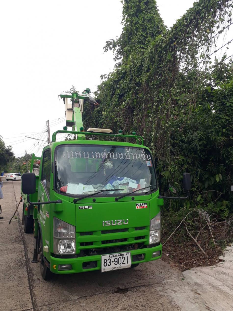 วันที่ 12 มิ.ย. 66     พันเอก(พิเศษ) ทวีศักดิ์  สมพงษ์ นายกเทศมนตรีตำบลบ้านจั่น มอบหมายให้ กองช่าง/ งานป้องกันและบรรเทาสาธารณภัย พร้อมด้วยเจ้าหน้าที่ที่เกี่ยวข้อง ลงพื้นที่ชุมชนสัมพันธ์สุข ซอย 13 ตัดเครือไม้ที่เกี่ยวพันสายไฟ เนื่องจากฤดูฝนต้นไม้ที่เกิดอยู่ใต้แนวสายไฟฟ้าแรงสูงจะโตเร็ว ทำให้ยอดหรือกิ่งไม้ไปแตะกับสายไฟฟ้า จึงเป็นเหตุให้เกิดไฟฟ้าตกหรือดับบ่อยทำให้พี่น้องประชาชนได้รับความเดือดร้อน