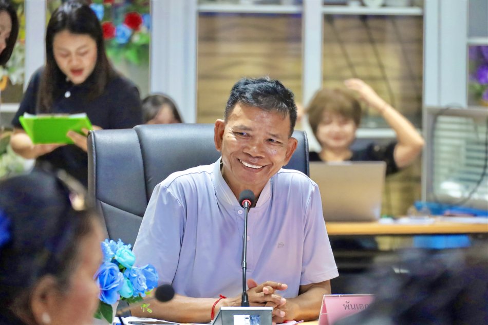 วันอังคารที่ 4 สิงหาคม พ.ศ. 2569 เวลา 10.00 น. ณ ห้องประชุมรวมใจ เทศบาลตำบลบ้านจั่น       พันเอก (พิเศษ) ทวีศักดิ์ สมพงษ์ นายกเทศมนตรีตำบลบ้านจั่น เป็นประธานการประชุมพิจารณาหลักเกณฑ์การคัดเลือก "แม่ดีเด่น" โครงการจัดงานวันเฉลิมพระชนมพรรษา 12 สิงหาคม สมเด็จพระนางเจ้าสิริกิติ์ พระบรมราชินีนาถ พระบรมราชชนนีพันปีหลวง โดยมีคณะผู้บริหาร ปลัดเทศบาล ข้าราชการ ประธานกลุ่มสตรี กลุ่มสตรีเทศบาลตำบลบ้านจั่น และประธานชุมชน เข้าร่วมประชุม       เพื่อร่วมกันพิจารณากำหนดหลักเกณฑ์และแนวทางในการคัดเลือกแม่ดีเด่นให้เป็นไปด้วยความเหมาะสม โปร่งใส และเป็นธรรม และเตรียมความพร้อมในการจัดกิจกรรมให้เป็นไปด้วยความเรียบร้อย 