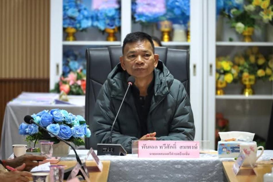 วันจันทร์ที่ 1 ธันวาคม 2568 เทศบาลตำบลบ้านจั่น จัดประชุมชี้แจงการขอเข้ากราบพระบรมศพสมเด็จพระนางเจ้าสิริกิติ์ พระบรมราชินีนาถ พระราชชนนีพันปีหลวง โดยมี พันเอก (พิเศษ) ทวีศักดิ์ สมพงษ์ นายกเทศมนตรีตำบลบ้านจั่น เป็นประธานการประชุม พร้อมด้วยคณะผู้บริหาร สมาชิกสภาเทศบาลตำบลบ้านจั่น กลุ่มสตรีเทศบาลตำบลบ้านจั่น และประธานชุมชน เข้าร่วมประชุม      ประชาชนที่ประสงค์จะเข้าร่วม ขอให้ติดต่อแจ้งด้วยตนเอง พร้อมแนบสำเนาบัตรประจำตัวประชาชน ได้ที่ กองสวัสดิการสังคม เทศบาลตำบลบ้านจั่น  เพื่อใช้ในการยืนยันตัวตน และประสานงานการเดินทางเข้ากราบพระบรมศพ ณ พระบรมมหาราชวัง กรุงเทพมหานคร ให้เป็นไปด้วยความเรียบร้อย