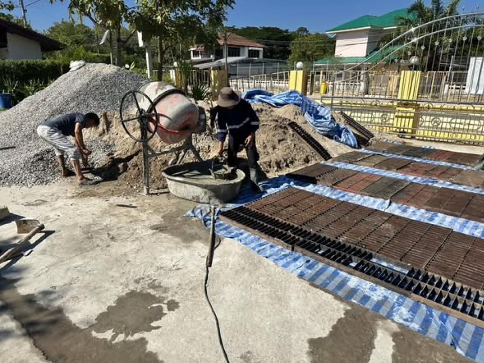 วันอังคารที่ 16 ธันวาคม 2568 พันเอก (พิเศษ) ทวีศักดิ์  สมพงษ์ นายกเทศบาลตำบลบ้านจั่น มอบหมายให้งานป้องกันและบรรเทาสาธารณภัย เทฝารางระบายน้ำจากเดิมเป็นฝารางตะแกรงเหล็ก เป็นฝาคอนกรีต เพื่อลดปัญหาการขโมยฝาราง / เพิ่มความคงทนและเพิ่มความปลอดภัยให้แก่ผู้ใช้รถใช้ถนนมากยิ่งขึ้น