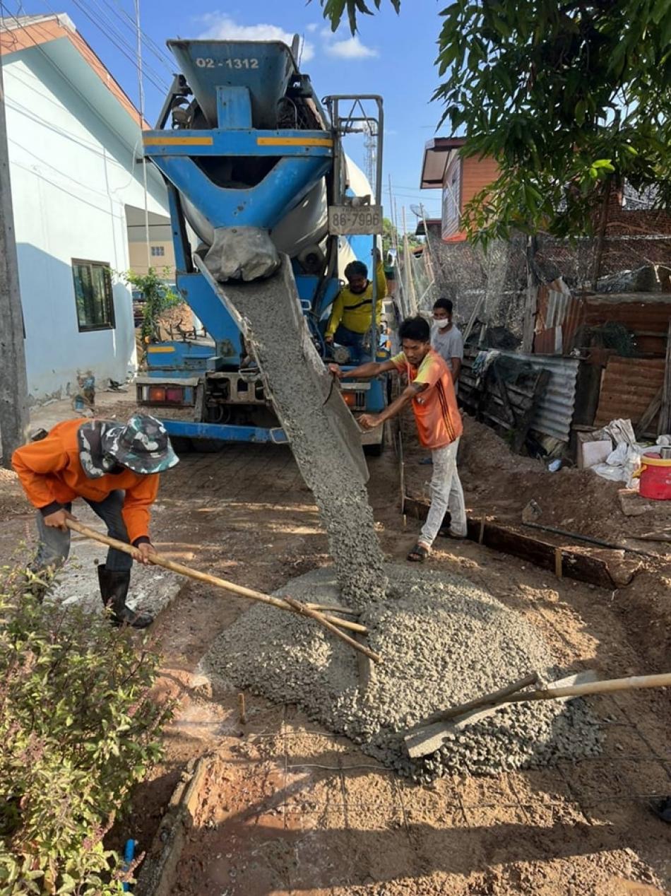 วันที่ 12 ตุลาคม 2565  พันเอก(พิเศษ)ทวีศักดิ์ สมพงษ์  นายกเทศมนตรีตำบลบ้านจั่น มอบหมายให้ กองช่างและงานป้องกันฯ เทคอนกรีตทำถนนใหม่ ณ ซอยพรมมินทร์2  ชุมชนดงเค็ง2 เพื่อให้ประชาชนสัญจรไปมาสะดวกปลอดภัย