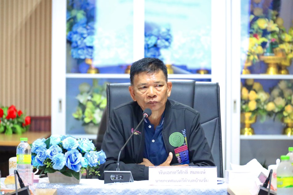 วันศุกร์ที่ 17 กรกฎาคม 2569 เวลา 09.00 น. ณ ห้องประชุมรวมใจ เทศบาลตำบลบ้านจั่น        พันเอก (พิเศษ) ทวีศักดิ์ สมพงษ์ นายกเทศมนตรีตำบลบ้านจั่น เป็นประธานการประชุมแก้ไขปัญหาข้อร้องเรียนเกี่ยวกับแนวถนนราชสุดา โดยมีคณะผู้บริหารเทศบาลตำบลบ้านจั่น, ปลัดเทศบาลตำบลบ้านจั่นกองช่าง, งานนิติการฯ, ผู้แทนสำนักงานที่ดินจังหวัดอุดรธานี, ผู้แทนโครงการหมู่บ้านศุภาลัย โนโววิลล์  และพันโท วิเชียร บริพรรณ ผู้ร้องเรียน เข้าร่วมประชุม      เพื่อพิจารณาแนวทางแก้ไขปัญหาข้อร้องเรียนเกี่ยวกับแนวถนนราชสุดา โดยอาศัยข้อเท็จจริง ข้อกฎหมาย และข้อมูลจากหน่วยงานที่เกี่ยวข้อง เพื่อให้ได้ข้อยุติที่เป็นธรรม