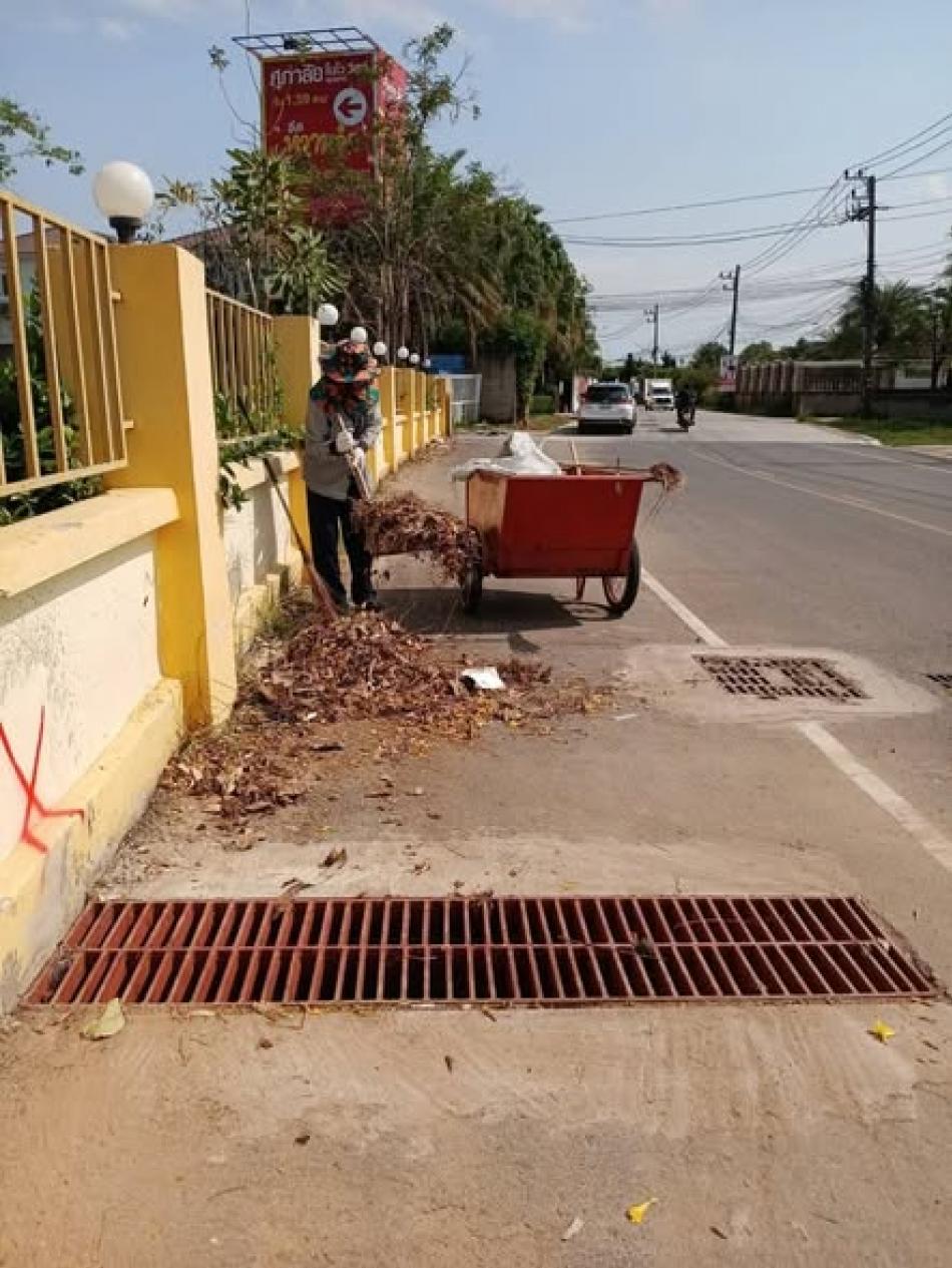 วันพฤหัสบดีที่ 5 มีนาคม 2569           เทศบาลตำบลบ้านจั่น ตัดหญ้าบริเวณสวนสาธารณะเฉลิมพระเกียรติหนองกลิ้ง เพื่อปรับปรุงภูมิทัศน์ให้มีความสะอาด สวยงาม และเป็นระเบียบเรียบร้อย