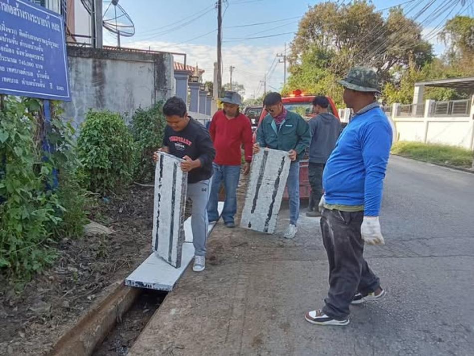 วันอังคารที่ 3 กุมภาพันธ์ 2569 พันเอก (พิเศษ) ทวีศักดิ์  สมพงษ์  นายกเทศมนตรีตำบลบ้านจั่น  มอบหมายให้งานป้องกันและบรรเทาสาธารณภัย เทศบาลตำบลบ้านจั่น เปลี่ยนฝารางระบายน้ำจากเดิมเป็นฝาตะแกรงเหล็กเป็น ฝาคอนกรีต ชุมชนบ้านจั่น       เพื่อลดปัญหาการขโมยฝาราง เพิ่มความคงทน / เพิ่มความปลอดภัยให้แก่ผู้ใช้รถใช้ถนนมากยิ่งขึ้น