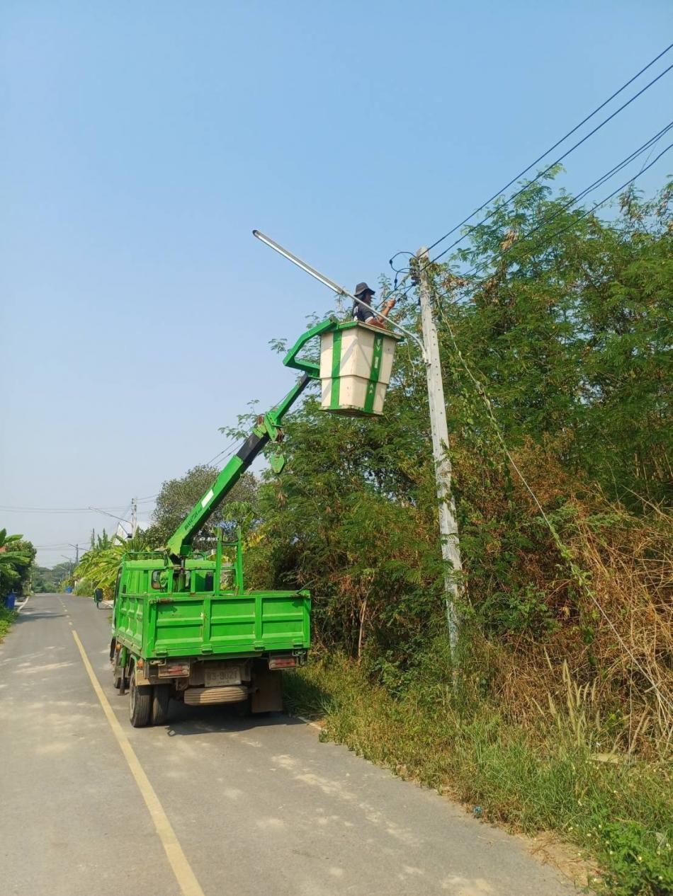 วันพฤหัสบดีที่ 9 เมษายน 2569       พันเอก (พิเศษ) ทวีศักดิ์ สมพงษ์ นายกเทศมนตรีตำบลบ้านจั่น มอบหมายให้  กองช่างเทศบาลตำบลบ้านจั่น ซ่อมแซมไฟฟ้าส่องสว่าง ในเขตเทศบาลตำบลบ้านจั่น       เพื่อเพิ่มประสิทธิภาพการส่องสว่าง เกิดความปลอดภัยแก่ประชาชนและลดปัญหาการเกิดอาชญากรรมบนท้องถนน