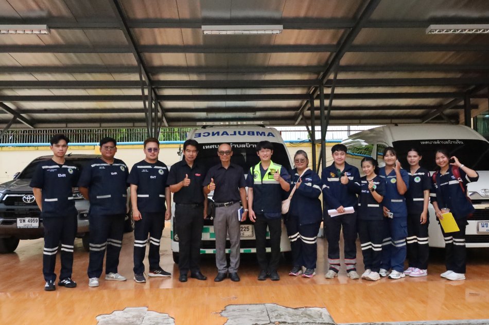 วันศุกร์ที่ 19 มิถุนายน 2569              ฝ่ายงานควบคุมและป้องกันการติดเชื้อ (Infection Control : IC) โรงพยาบาลอุดรธานี เข้าตรวจประเมินหน่วยกู้ชีพเทศบาลตำบลบ้านจั่น ตามแนวทางเครือข่ายระบบบริการการแพทย์ฉุกเฉิน เขตอำเภอเมืองอุดรธานี ประจำปีงบประมาณ พ.ศ. 2569  โดยมี นายไสว ประเทศสิงห์ รองนายกเทศมนตรีตำบลบ้านจั่น  เป็นประธานในการต้อนรับ พร้อมด้วย นายนฤทธิ์ สุนาพรม ปลัดเทศบาลตำบลบ้านจั่น และเจ้าหน้าที่กองสาธารณสุขและสิ่งแวดล้อม เข้าร่วมการตรวจประเมิน             เพื่อติดตามมาตรฐานการปฏิบัติงานด้านการป้องกันและควบคุมการติดเชื้อของหน่วยกู้ชีพ รวมถึงประเมินความพร้อมด้านระบบบริการ การดูแลอุปกรณ์ การปฏิบัติงานของเจ้าหน้าที่ และให้ข้อเสนอแนะในการพัฒนางาน เพื่อให้การช่วยเหลือผู้ป่วยฉุกเฉินเป็นไปอย่างมีประสิทธิภาพ ปลอดภัย และได้มาตรฐาน