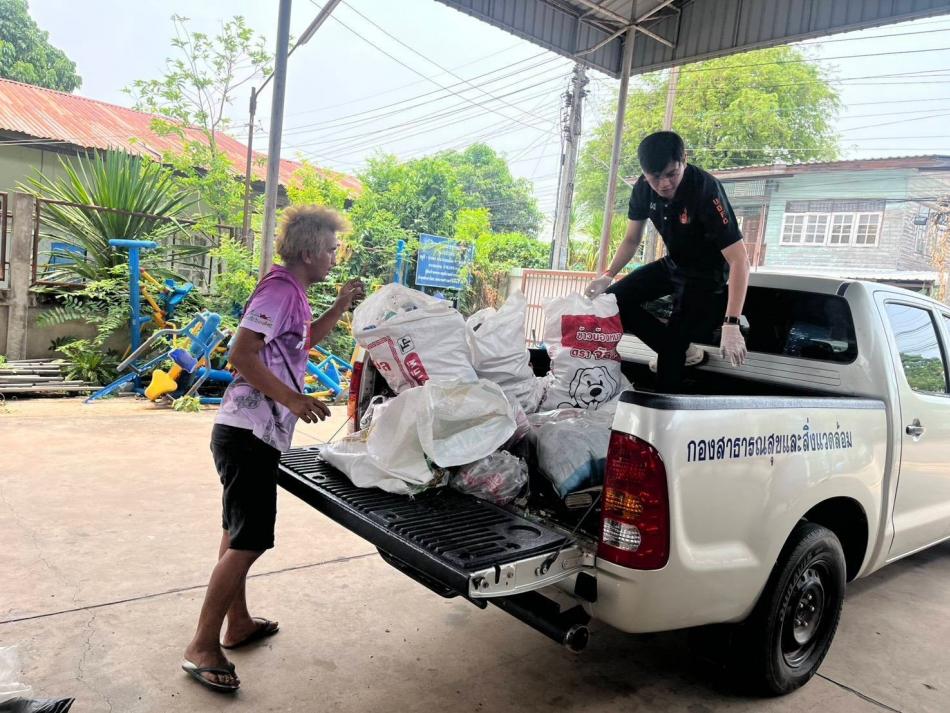 วันพฤหัสบดีที่ 23 เมษายน 2569        กองสาธารณสุขและสิ่งแวดล้อม เทศบาลตำบลบ้านจั่น ลงพื้นที่ออกบริการรับซื้อขยะจากประชาชน ตามโครงการธนาคารขยะรีไซเคิล ณ ชุมชนบ้านจั่น        เพื่อรณรงค์ให้ประชาชนคัดแยกขยะรีไซเคิลก่อนนำไปทิ้ง พร้อมทั้งมีรายได้เสริม และช่วยลดปัญหาสภาวะโลกร้อน