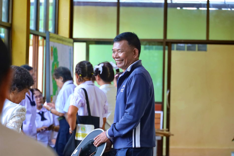 วันอังคารที่ 21 กรกฎาคม 2569 เวลา 08.00 น. ณ ห้องประชุมรวมใจเทศบาลตำบลบ้านจั่น     พันเอก (พิเศษ) ทวีศักดิ์ สมพงษ์ นายกเทศมนตรีตำบลบ้านจั่น มอบหมายให้ นายวิเชียร สีดาโชติ รองนายกเทศมนตรีตำบลบ้านจั่น เป็นประธานในพิธีเปิดโครงการ พัฒนาศักยภาพผู้สูงอายุอย่างรอบด้าน (กิจกรรมโรงเรียนผู้สูงอายุ) ประจำปีงบประมาณ พ.ศ. 2569 รุ่นที่ 3 พร้อมด้วย เจ้าหน้าที่ที่เกียวข้อง เข้าร่วมพิธีเปิดโครงการ การจัดการเรียนการสอน ดังนี้ ...... เวลา 10.00 น. ทีมวิทยากร จากโรงพยาบาลการแผนแพทย์ไทยและการแพทย์ผสมผสาน ให้ความรู้เกี่ยวกับการบำบัดโรคด้วยสมุนไพรไทย การนวดแผนไทย .......เวลา 13.00 น. ทีมวิทยากร จากโรงพยาบาลการแผนแพทย์ไทยและการแพทย์ผสมผสาน ให้ความรู้เกี่ยวกับการการรักษาแบบใช้ธรรมชาติบำบัด (วิธีการนวดด้วยตนเองอย่างถูกต้อง )     เพื่อส่งเสริมให้ผู้สูงอายุมีความรู้และทักษะในการดูแลสุขภาพด้วยศาสตร์การแพทย์แผนไทยและธรรมชาติบำบัด สามารถนำไปประยุกต์ใช้ในการดูแลสุขภาพของตนเอง ลดความเสี่ยงในการเกิดโรค ส่งเสริมคุณภาพชีวิตที่ดี และมีสุขภาพกาย สุขภาพใจที่แข็งแรง