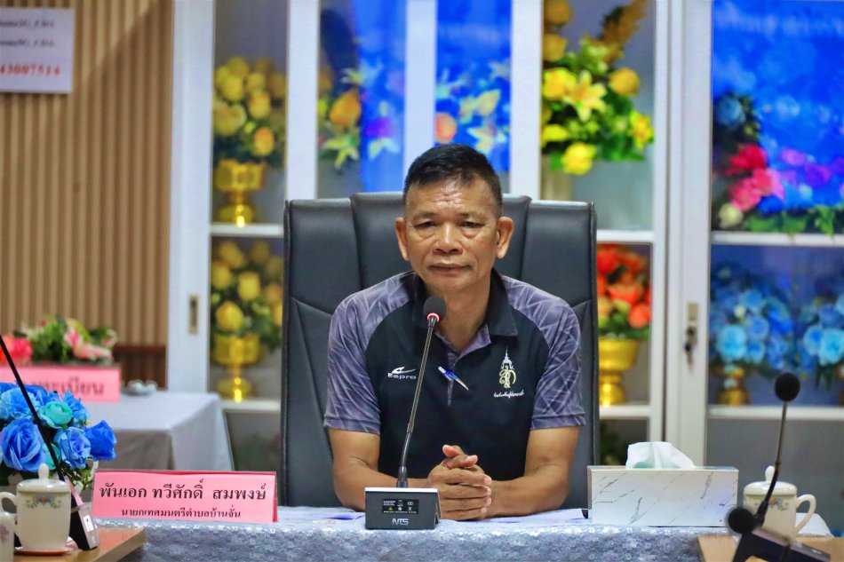 วันพฤหัสบดีที่ 1 ตุลาคม 2569  เวลา 14.00 น. ณ ห้องประชุมรวมใจสำนักงานเทศบาลตำบลบ้านจั่น        พันเอก ทวีศักดิ์ สมพงษ์ นายกเทศมนตรีตำบลบ้านจั่น เป็นประธานการประชุมเชิงปฏิบัติการ (Workshop) เพื่อมอบนโยบายและแนวทางการปฏิบัติงาน ประจำปีงบประมาณ พ.ศ. 2570 พร้อมทั้งกำหนดแนวทางการดำเนินงานให้สอดคล้องกับภารกิจและเป้าหมายของเทศบาลตำบลบ้านจั่น       เพื่อสร้างความเข้าใจร่วมกันเกี่ยวกับนโยบาย ทิศทาง และเป้าหมายในการปฏิบัติงานขององค์กร ตลอดจนเปิดโอกาสให้ผู้บริหาร หัวหน้าส่วนราชการ และบุคลากรที่เกี่ยวข้อง ได้แลกเปลี่ยนความคิดเห็น เสนอแนะแนวทางการทำงาน และร่วมกันวิเคราะห์ปัญหา อุปสรรค รวมถึงแนวทางในการพัฒนาการปฏิบัติงานให้มีความคล่องตัวและมีประสิทธิภาพมากยิ่งขึ้น 