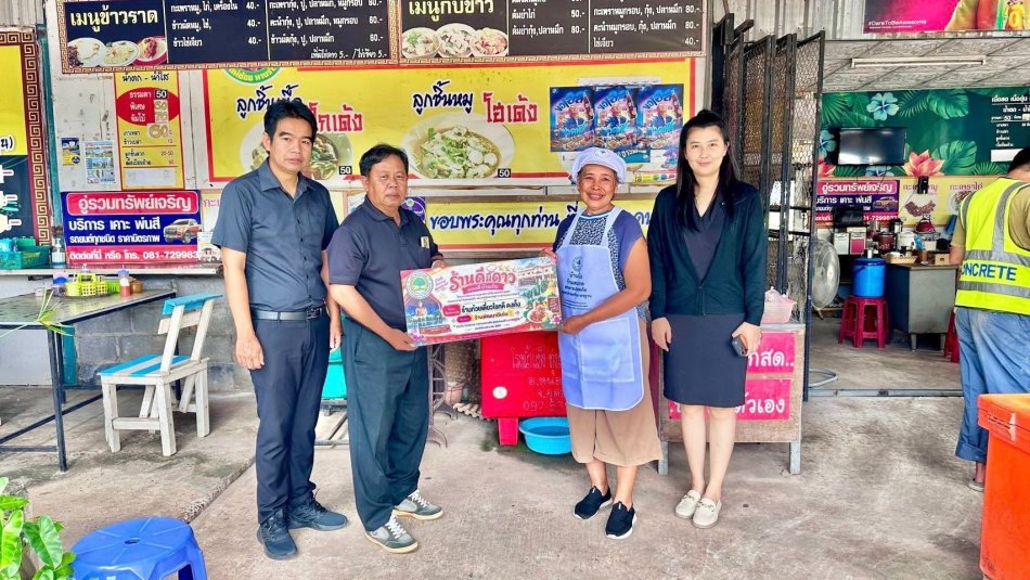 วันพฤหัสบดีที่ 1 ตุลาคม 2569     พันเอก (พิเศษ) ทวีศักดิ์ สมพงษ์ นายกเทศมนตรีตำบลบ้านจั่น มอบหมายให้ กองสาธารณสุขและสิ่งแวดล้อม เทศบาลตำบลบ้านจั่น ลงพื้นที่ตรวจประเมินสถานประกอบการร้านอาหารที่สมัครเข้าร่วมกิจกรรม “ร้านดี มีดาว”         เพื่อส่งเสริมและยกระดับมาตรฐานด้านสุขาภิบาลอาหาร แลความปลอดภัยของผู้บริโภค ตามหลักเกณฑ์ด้านสุขาภิบาลอาหาร ครอบคลุม ความสะอาดของสถานที่ อุปกรณ์ ผู้สัมผัสอาหาร การจัดการขยะและสิ่งแวดล้อม ตลอดจนการจัดการด้านสุขาภิบาลอาหาร
