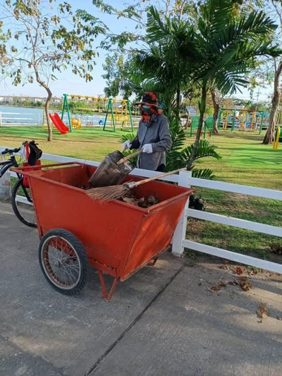 วันพุธที่ 25 ธันวาคม 2568 เทศบาลตำบลบ้านจั่น  ทำความสะอาดบริเวณสวนสาธารณะเฉลิมพระเกียรติหนองกลิ้ง เพื่อปรับปรุงภูมิทัศน์ให้มีความสะอาด สวยงาม และเป็นระเบียบเรียบร้อย