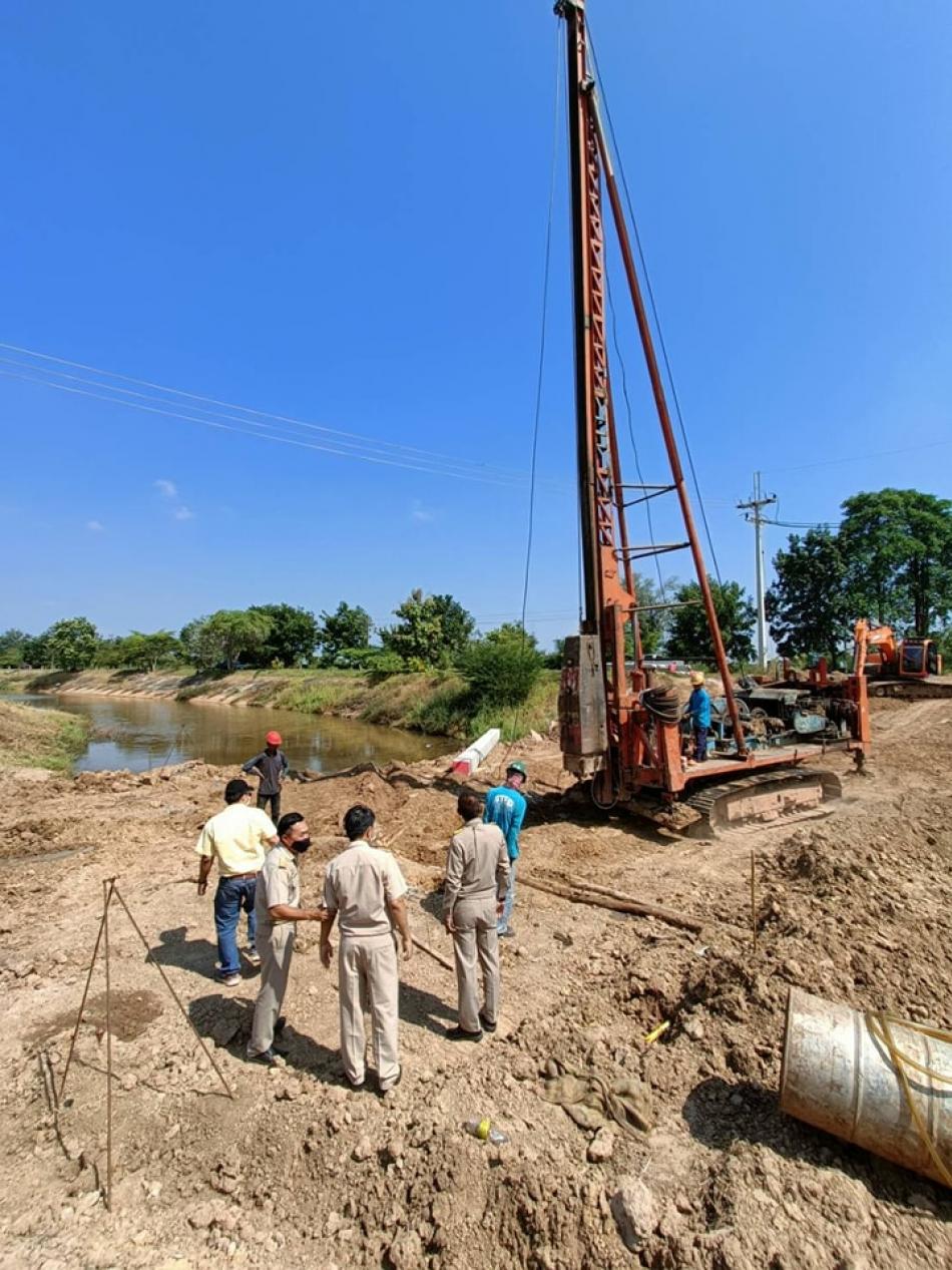 วันที่ 31 ตุลาคม 2565 เวลา 10.00 น  พันเอก(พิเศษ)ทวีศักดิ์ สมพงษ์  นายกเทศมนตรีตำบลบ้านจั่น พร้อม คณะผู้บริหาร/ผอ.กองช่าง/หัวหน้าฝ่ายบริหารงานทั่วไป/นายช่าง  ลงพื้นที่ดูการทำงาน การตอกเสาเข็ม เพื่อสร้างสะพานข้ามอ่างเก็บน้ำบ้านจั่น เพื่อ ความเป็นระเบียบเรียบร้อย