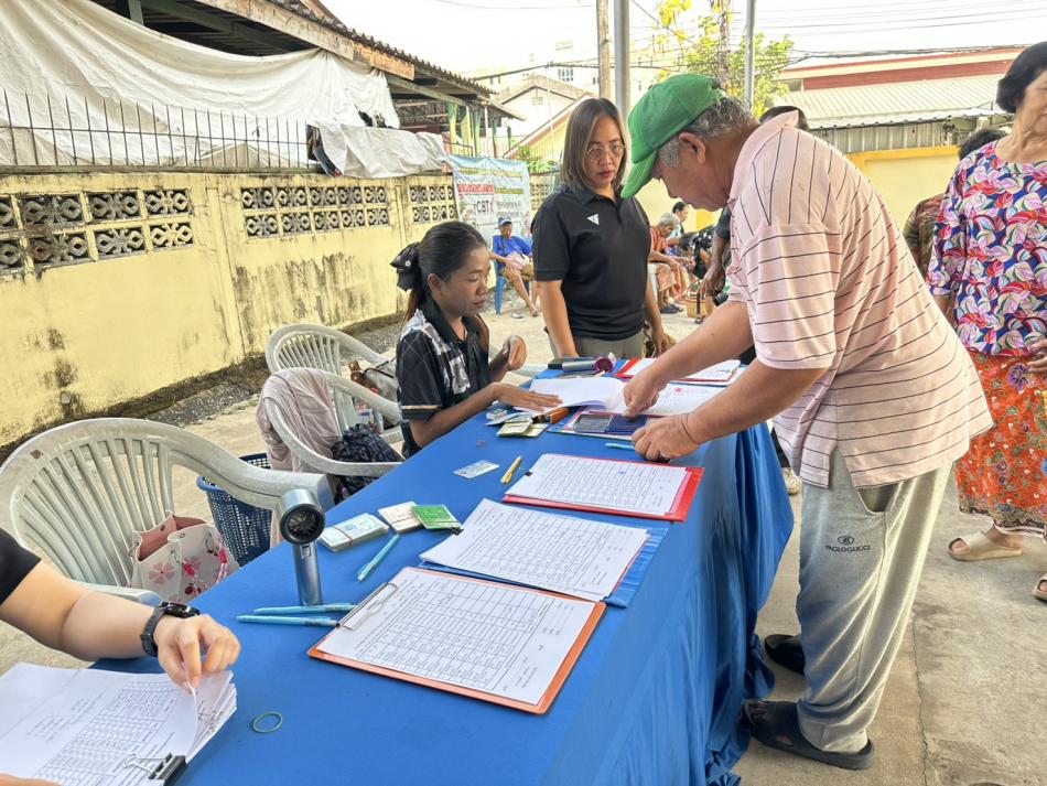 วันศุกร์ที่ 3 เมษายน 2569      พันเอก (พิเศษ) ทวีศักดิ์  สมพงษ์ นายกเทศมนตรีตำบลบ้านจั่น มอบหมายให้ นายวิเชียร สีดาโชติ รองนายกเทศมนตรีตำบลบ้านจั่น พร้อมด้วย สมาชิกสภาเทศบาลตำบลบ้านจั่น กองสวัสดิการสังคมเทศบาลตำบลบ้านจั่น ออกบริการมอบเบี้ยยังชีพผู้สูงอายุ ผู้พิการ ผู้ป่วยเอดส์ ประจำเดือน เมษายน 2569        เพื่อให้ผู้สูงอายุ ผู้พิการ ผู้ป่วยเอดส์สามารถเข้าถึงสิทธิประโยชน์ได้อย่างทั่วถึง