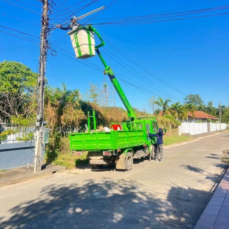 วันพฤหัสบดีที่ 18 ธันวาคม 2568 กองช่าง เทศบาลตำบลบ้านจั่น เปลี่ยนไฟฟ้าส่องสว่างจากเดิมเป็นหลอดฟลูออเรสเซนต์ เปลี่ยนเป็นหลอด LED ชุมชน ชานเมือง       เพื่อเพิ่มประสิทธิภาพการส่องสว่าง เกิดความปลอดภัยแก่ประชาชนและลดปัญหาการเกิดอาชญากรรมบนท้องถนน