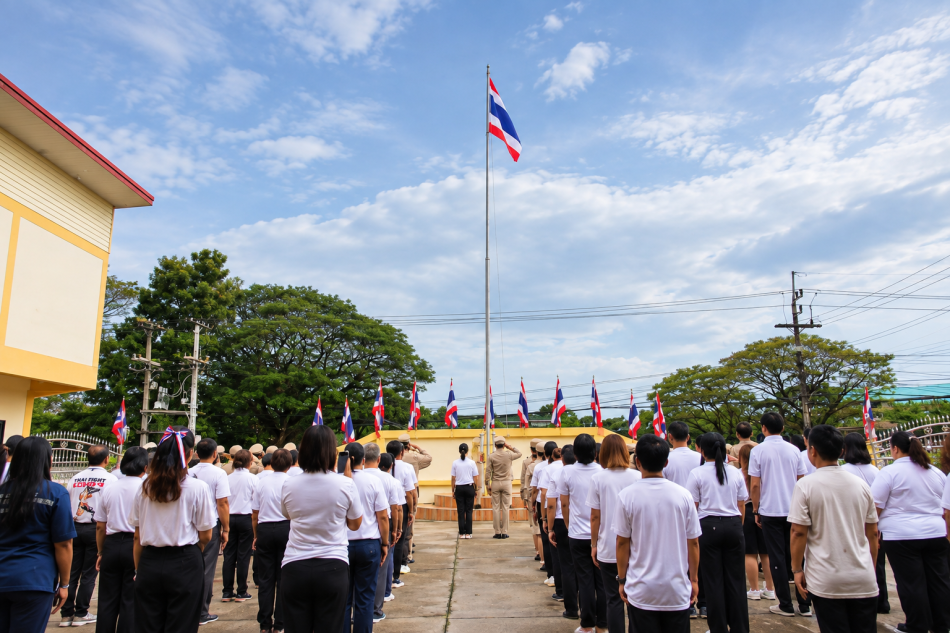 วันจันทร์ที่ 28 กันยายน 2569 เวลา 08.00 น. ณ บริเวณลานหน้าเสาธง สำนักงานเทศบาลตำบลบ้านจั่น           พันเอก (พิเศษ) ทวีศักดิ์ สมพงษ์ นายกเทศมนตรีตำบลบ้านจั่น เป็นประธานนำคณะผู้บริหาร สมาชิกสภาเทศบาล ปลัดเทศบาล รองปลัดเทศบาลข้าราชการและพนักงานเจ้าหน้าที่ เทศบาลตำบลบ้านจั่น เข้าร่วมกิจกรรมเคารพธงชาติและร้องเพลงชาติไทย เนื่องในวันพระราชทานธงชาติไทย 28 กันยายน (Thai National Flag Day) ประจำปี 2569            เพื่อสร้างความภาคภูมิใจในวันพระราชทานธงชาติไทย และน้อมรำลึกในพระมหากรุณาธิคุณของ พระบาทสมเด็จพระมงกุฎเกล้าเจ้าอยู่หัว รัชกาลที่ 6 ผู้ทรงพระราชทาน "ธงไตรรงค์" ให้เป็นสัญลักษณ์ประจำชาติไทย 