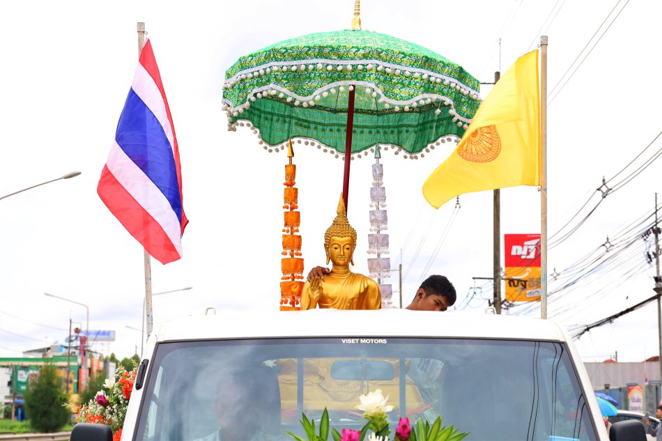 วันพุธที่ 29 กรกฎาคม 2569 ณ วัดสามัคคีวนาราม (วัดบ้านดงเค็ง)      เทศบาลตำบลบ้านจั่น  จัด "โครงการประเพณีวันเข้าพรรษา ประจำปีงบประมาณ พ.ศ. 2569" นำโดย พันเอกทวีศักดิ์ สมพงษ์ นายกเทศมนตรีตำบลบ้านจั่น พร้อมด้วย คณะผู้บริหาาร สมาชิกสภาเทศบาล ข้าราชการ พนักงานเทศบาล ตลอดจนผู้นำชุมชน ประชาชนในพื้นที่  ร่วมกิจกรรมในการแห่เทียนพรรษา     เพื่ออนุรักษ์วัฒนธรรมประเพณีอันดีงามของท้องถิ่น และสร้างโอกาสให้ประชาชนทุกคนได้เข้ามามีส่วนร่วมกับชุมชนในการส่งเสริมสืบสาน ทำนุบำรุงพระพุทธศาสนาให้คงอยู่สืบไป