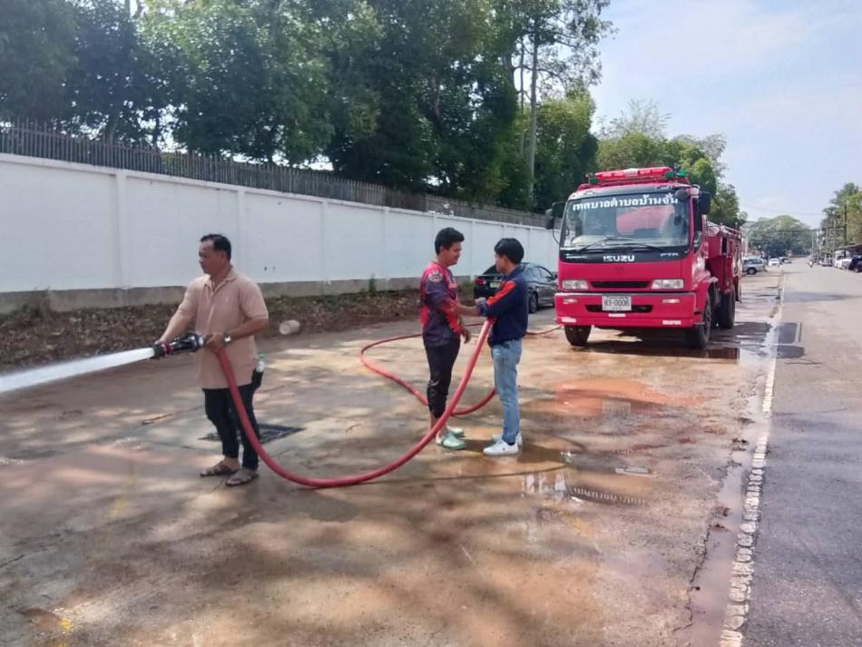 วันศุกร์ที่ 27 กุมภาพันธ์ 2569            งานป้องกันและบรรเทาสาธารณภัย เทศบาลตำบลบ้านจั่น ฉีดล้างทำความสะอาดถนน บริเวณ ถนนพัฒนา เพื่อความสะอาดในพื้นที่ และลดปริมาณฝุ่นละอองในอากาศ  ☎️ เกิดเหตุเพลิงไหม้ เหตุสาธารณภัยโทร 042-292050 (ตลอด 24 ชั่วโมง) เบอร์สายด่วน โทร. 199 อุบัติเหตุ เจ็บป่วยฉุกเฉิน โทร. 1669 (ตลอด 24 ชั่วโมง)  ,โทร.042-113254 ต่อ 32 กองสาธารณสุขและสิ่งแวดล้อม เว็บไซต์https://www.banchan-ud.go.th โทร. 042-113254 (ในวันและเวลาราชการ) 