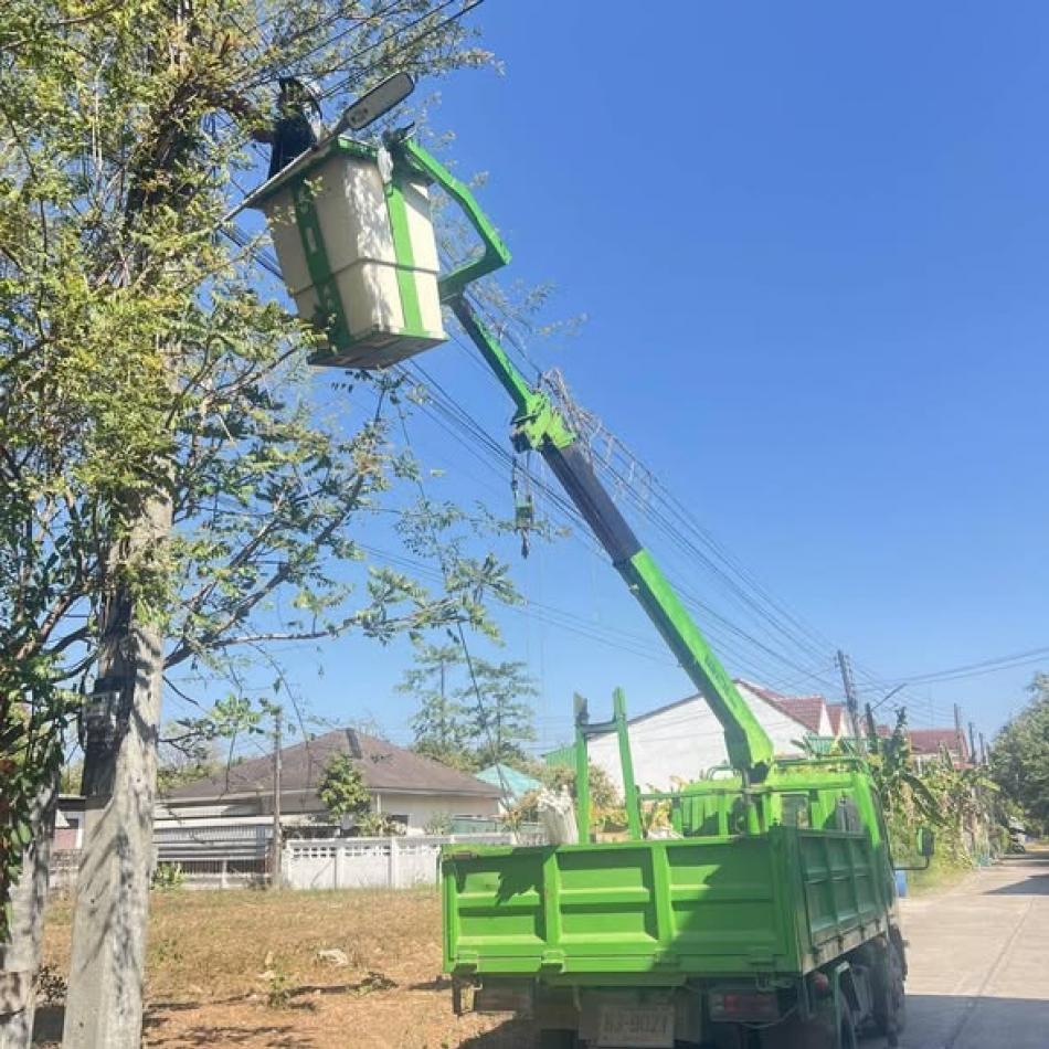 วันจันทร์ที่ 5 มกราคม 2569 กองช่าง เทศบาลตำบลบ้านจั่น ซ่อมแซมไฟฟ้าส่องสว่าง ชุมชนสัมพันธ์สุข ชุมชนชานเมือง       เพื่อเพิ่มประสิทธิภาพการส่องสว่าง เกิดความปลอดภัยแก่ประชาชนและลดปัญหาการเกิดอาชญากรรมบนท้องถนน