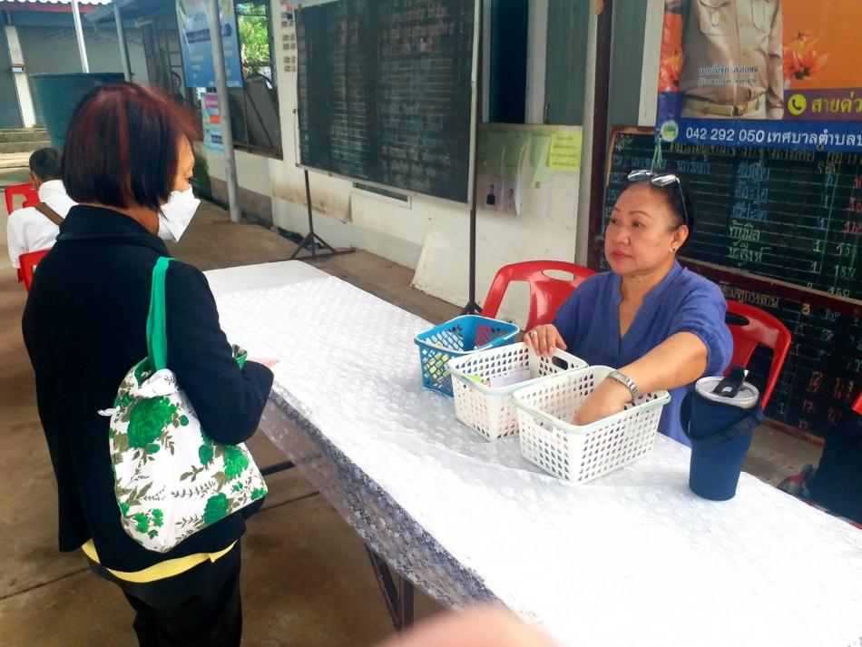 วันที่ 4 สิงหาคม พ.ศ. 2566      พันเอก(พิเศษ) ทวีศักดิ์  สมพงษ์ นายกเทศมนตรีตำบลบ้านจั่น มอบหมายให้ กองสวัสดิการสังคม /กองสาธารณสุขและสิ่งแวดล้อมเทศบาลตำบล บ้านจั่น ลงพื้นที่ออกบริการมอบเบี้ยยังชีพผู้สูงอายุ และ ตรวจสุขภาพพี่น้องประชาชนชุมชนบ้านจั่น และชุมชนดงเค็ง 1,2  ประจำเดือน สิงหาคม 2566