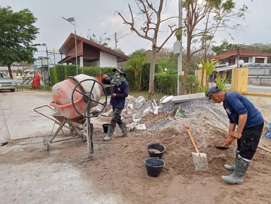 วันพฤหัสบดีที่ 26 กุมภาพันธ์ 2569 พันเอก (พิเศษ) ทวีศักดิ์  สมพงษ์ นายกเทศมนตรีตำบลบ้านจั่น มอบหมายให้งานป้องกันและบรรเทาสาธารณภัย เทฝารางระบายน้ำจากเดิมเป็นฝารางตะแกรงเหล็ก เป็นฝาคอนกรีต เพื่อลดปัญหาการขโมยฝาราง / เพิ่มความคงทนและเพิ่มความปลอดภัยให้แก่ผู้ใช้รถใช้ถนนมากยิ่งขึ้น