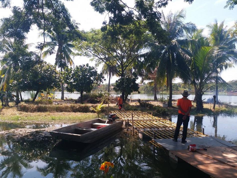 วันที่ 3 พฤศจิกายน 2565 พันเอก(พิเศษ)ทวีศักดิ์ สมพงษ์ นายกเทศมนตรีตำบลบ้านจั่น ลงพื้นที่ติดตามความคืบหน้าและกำกับดูแล   กองช่าง/งานป้องกันฯ สร้างสะพานข้ามไปเกาะกลางน้ำ  ณ สวนสาธารณเฉลิมพระเกียรติหนองกลิ้ง  เพื่อความสวยงามน่าใช้บริการ