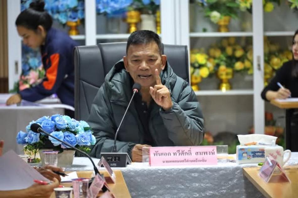 วันจันทร์ที่ 1 ธันวาคม 2568 เทศบาลตำบลบ้านจั่น จัดประชุมเตรียมความพร้อม “โครงการวันเด็กแห่งชาติ ประจำปีงบประมาณ พ.ศ. 2569 โดยมี พันเอก (พิเศษ) ทวีศักดิ์ สมพงษ์ นายกเทศมนตรีตำบลบ้านจั่น เป็นประธานการประชุม พร้อมด้วยคณะผู้บริหาร สมาชิกสภาเทศบาลตำบลบ้านจั่น กลุ่มสตรีเทศบาลตำบลบ้านจั่น และประธานชุมชน เข้าร่วมประชุม     เพื่อวางแผนและเตรียมความพร้อมในการจัดงานวันเด็กแห่งชาติ ประจำปี พ.ศ.2569 และเพื่อประชาสัมพันธ์ให้ประชาชนทั่วไปเข้าร่วมกิจกรรม