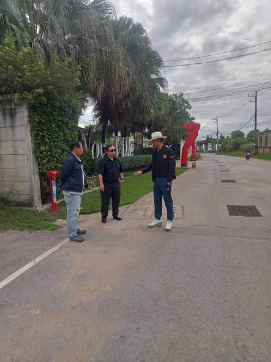 วันพุธที่ 19 พฤศจิกายน 2568 พันเอก (พิเศษ) ทวีศักดิ์  สมพงษ์ นายกเทศมนตรีตำบลบ้านจั่น พร้อมด้วยกองช่าง เทศบาลตำบลบ้านจั่น ออกสำรวจพื้นที่ หน้าโครงการหมู่บ้านโนโววิลล์ ถนนราชสุดา บริเวณสวนสาธารณะเฉลิมพระเกียรติหนองกลิ้ง      เพื่อวางแผนปรับปรุงระบบระบายน้ำ เป็นการเพิ่มประสิทธิภาพการระบายน้ำ และลดปัญหาน้ำท่วมถนน