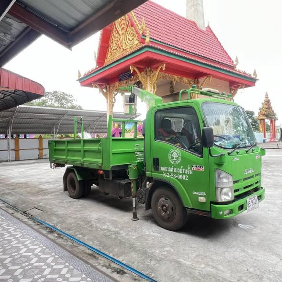 วันจันทร์ที่ 17 พฤศจิกายน 2568 เทศบาลตำบลบ้านจั่น ปรับปรุงระบบไฟฟ้าส่องสว่างจากเดิมเป็นหลอดฟลูออเรสเซนต์ เปลี่ยนเป็นหลอด LED ภายในเขตพื้นที่เทศบาลตำบลบ้านจั่น        เพื่อเพิ่มประสิทธิภาพการส่องสว่าง เกิดความปลอดภัยแก่ประชาชนและลดปัญหาการเกิดอาชญากรรมบนท้องถนน