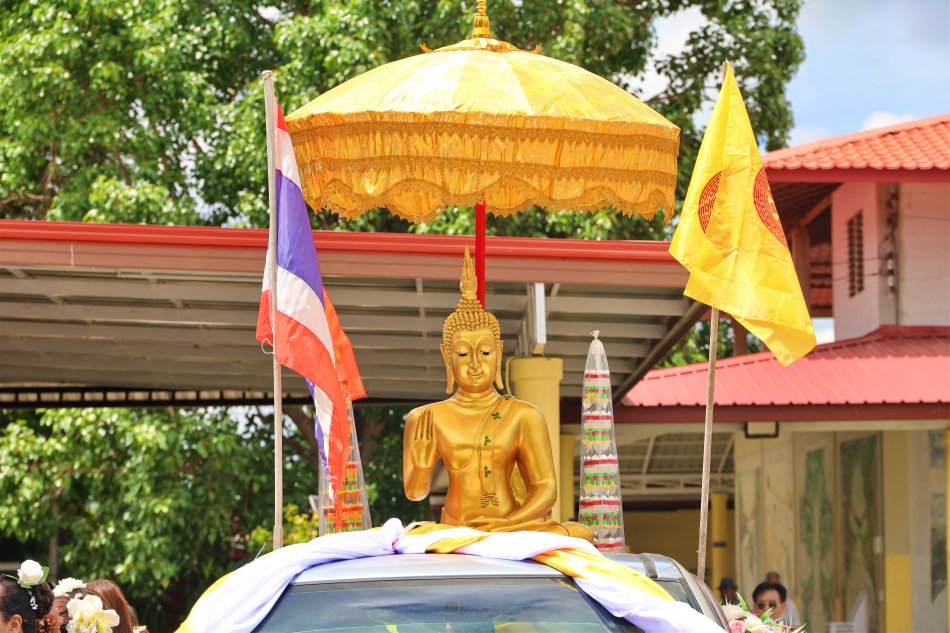 วันพฤหัสบดีที่ 30 กรกฎาคม 2569 ณ วัดศรีลาวรรณ (วัดบ้านจั่น)      เทศบาลตำบลบ้านจั่น  จัด "โครงการประเพณีวันเข้าพรรษา ประจำปีงบประมาณ พ.ศ. 2569" นำโดย พันเอกทวีศักดิ์ สมพงษ์ นายกเทศมนตรีตำบลบ้านจั่น พร้อมด้วย คณะผู้บริหาาร สมาชิกสภาเทศบาล ข้าราชการ พนักงานเทศบาล ตลอดจนผู้นำชุมชน ประชาชนในพื้นที่  ร่วมกิจกรรมในการแห่เทียนพรรษา     เพื่ออนุรักษ์วัฒนธรรมประเพณีอันดีงามของท้องถิ่น และสร้างโอกาสให้ประชาชนทุกคนได้เข้ามามีส่วนร่วมกับชุมชนในการส่งเสริมสืบสาน ทำนุบำรุงพระพุทธศาสนาให้คงอยู่สืบไป