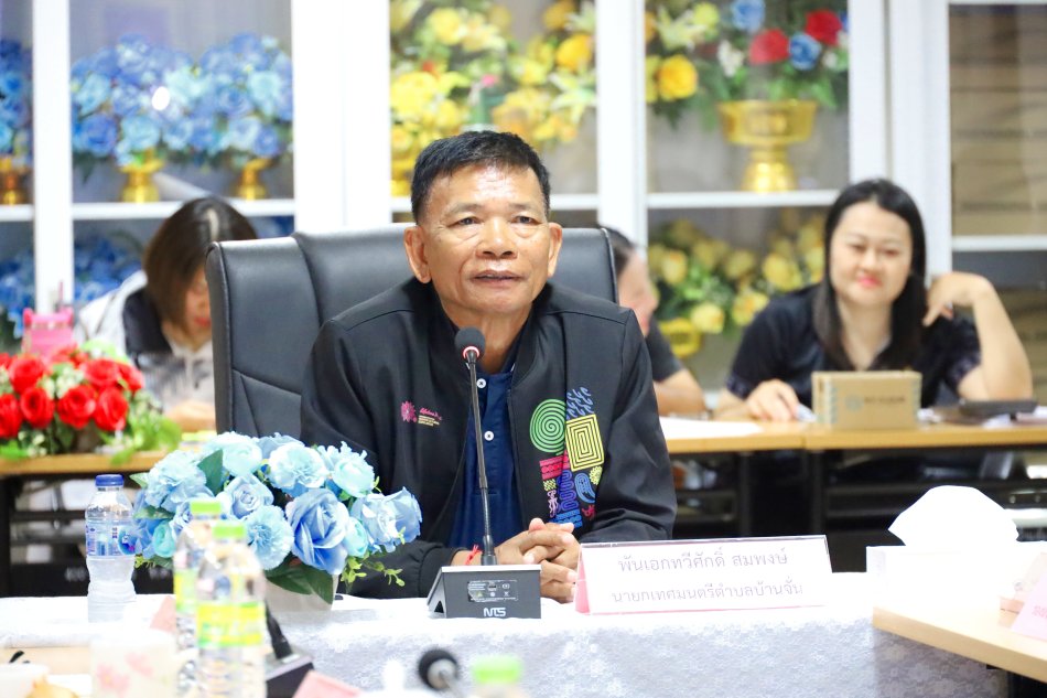 วันศุกร์ที่ 17 กรกฎาคม 2569 เวลา 10.00 น. ณ ห้องประชุมรวมใจ เทศบาลตำบลบ้านจั่น        พันเอก (พิเศษ) ทวีศักดิ์ สมพงษ์ นายกเทศมนตรีตำบลบ้านจั่น เป็นประธานการประชุมซักซ้อมเพื่อจัดทำเทศบัญญัติงบประมาณรายจ่าย ประจำปีงบประมาณ พ.ศ. 2570 โดยมีคณะผู้บริหาร ปลัดเทศบาล หัวหน้าส่วนราชการ และเจ้าหน้าที่ที่เกี่ยวข้อง เข้าร่วมประชุม              เพื่อเตรียมความพร้อมและสร้างความเข้าใจเกี่ยวกับแนวทาง ขั้นตอน และหลักเกณฑ์ในการจัดทำงบประมาณให้เป็นไปตามระเบียบกฎหมายที่เกี่ยวข้อง