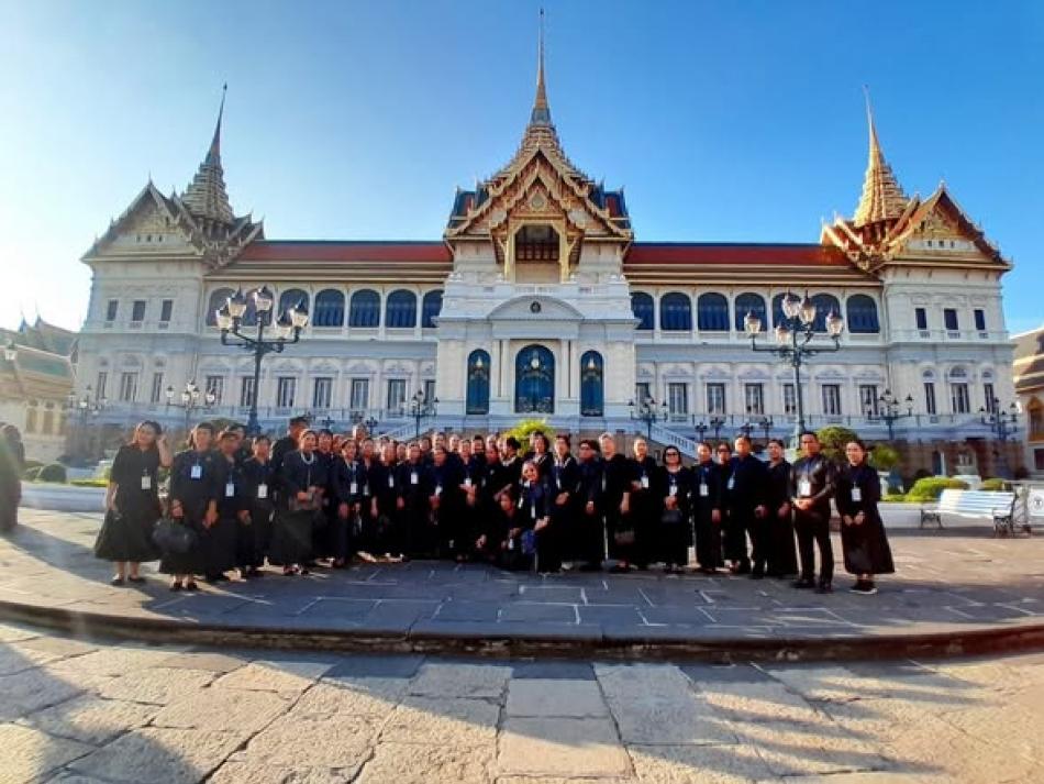 วันศุกร์ที่ 23 มกราคม 2569 เทศบาลตำบลบ้านจั่น  จัดให้โครงการอบรมและศึกษาดูงานนำประชาชนเข้าถวายบังคมพระบรมศพสมเด็จพระนางเจ้าสิริกิตติ์พระบรมราชินีนาถพระบรมราชชนนีพันปีหลวง ณ พระที่นั่งดุสิตมหาปราสาท ในพระบรมมหาราชวัง      เพื่อแสดงความจงรักภักดีและสำนึกในพระมหากรุณาธิคุณ ของสมเด็จพระนางเจ้าสิริกิติ์ พระบรมราชินีนาถพระบรมราชชนนีพันปีหลวง