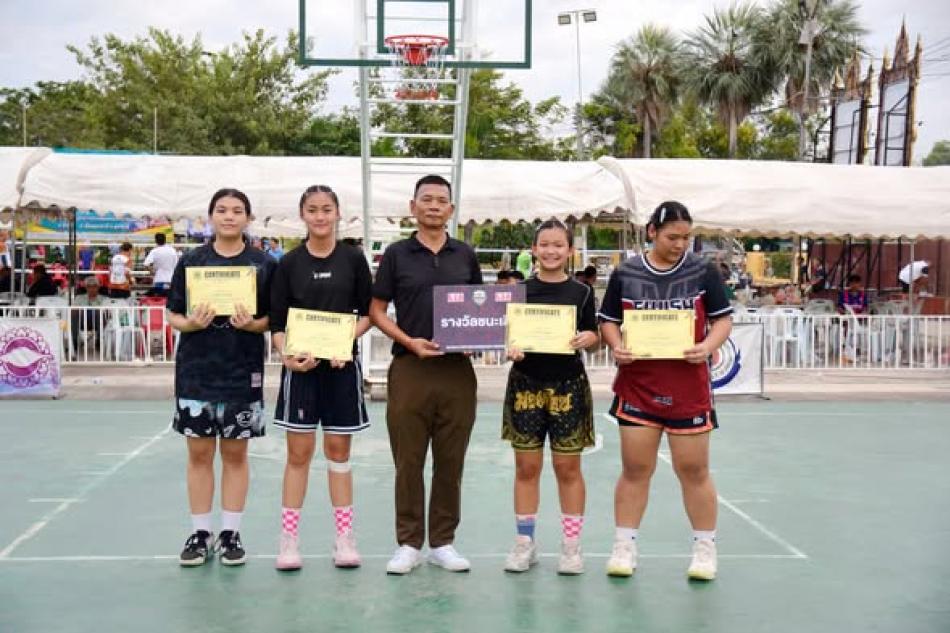 วันอาทิตย์ที่ 16 พฤศจิกายน 2568 พันเอก (พิเศษ) ทวีศักดิ์ สมพงษ์ นายกเทศมนตรีตำบลบ้านจั่น เป็นประธานมอบรางวัลให้กับนักกีฬาบาสเกตบอล  ในโครงการแข่งขันบาสเกตบอลสามคนของ ชมรมบาสเกตบอล “อีโวลูชั่นอะคาเดมี่” ณ สนามบาสเกตบอล สวนสาธารณะเฉลิมพระเกียรติหนองกลิ้ง  ในวันที่ 15-16 พฤศจิกายน 2568 เพื่อเป็นกำลังใจและสนับสนุนเยาวชนในการพัฒนาทักษะด้านกีฬา