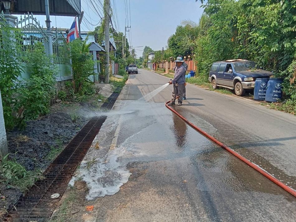 วันอังคารที่ 21 เมษายน 2569            งานป้องกันและบรรเทาสาธารณภัย เทศบาลตำบลบ้านจั่น ฉีดล้างทำความสะอาดถนน บริเวณ ชุมชนบ้านจั่น เพื่อความสะอาดในพื้นที่ และลดปริมาณฝุ่นละอองในอากาศ