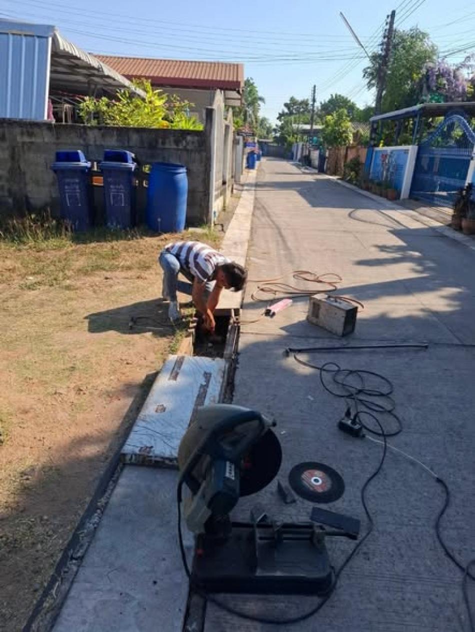 วันศุกร์ที่ 6 กุมภาพันธ์ 2569 พันเอก (พิเศษ) ทวีศักดิ์  สมพงษ์  นายกเทศมนตรีตำบลบ้านจั่น  มอบหมายให้งานป้องกันและบรรเทาสาธารณภัย เทศบาลตำบลบ้านจั่น เปลี่ยนฝารางระบายน้ำจากเดิมเป็นฝาตะแกรงเหล็กเป็น ฝาคอนกรีต ชุมชนสัมพันธ์สุข       เพื่อลดปัญหาการขโมยฝาราง เพิ่มความคงทน / เพิ่มความปลอดภัยให้แก่ผู้ใช้รถใช้ถนนมากยิ่งขึ้น