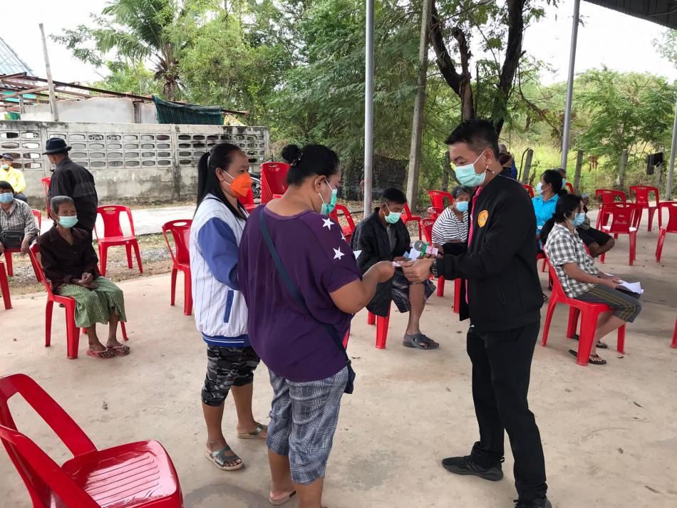 วันที่ 1 กุมภาพันธ์ 2565 กองสวัสดิการสังคมเทศบาลตำบลบ้านจั่น ลงพื้นที่เพื่อบริการประชาชนที่มารับเบี้ยยังชีพผู้สูงอายุ ผู้พิการ ฯลฯ ประจำเดือน กุมภาพันธ์ 2564