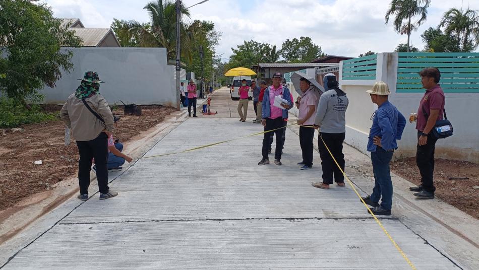 วันที่ 13 มิถุนายน 2566     พันเอก(พิเศษ) ทวีศักดิ์  สมพงษ์ นายกเทศมนตรีตำบลบ้านจั่น พร้อมด้วยคณะผู้บริหาร และทีมงานกองช่าง ลงพื้นที่ชุมชนศรีประจักษ์ ซอย 1, 2, 4, 5, 7, 9 เพื่อสำรวจ วัดระดับพื้นที่ และวางแผนการก่อสร้างรางระบายน้ำในชุมชน